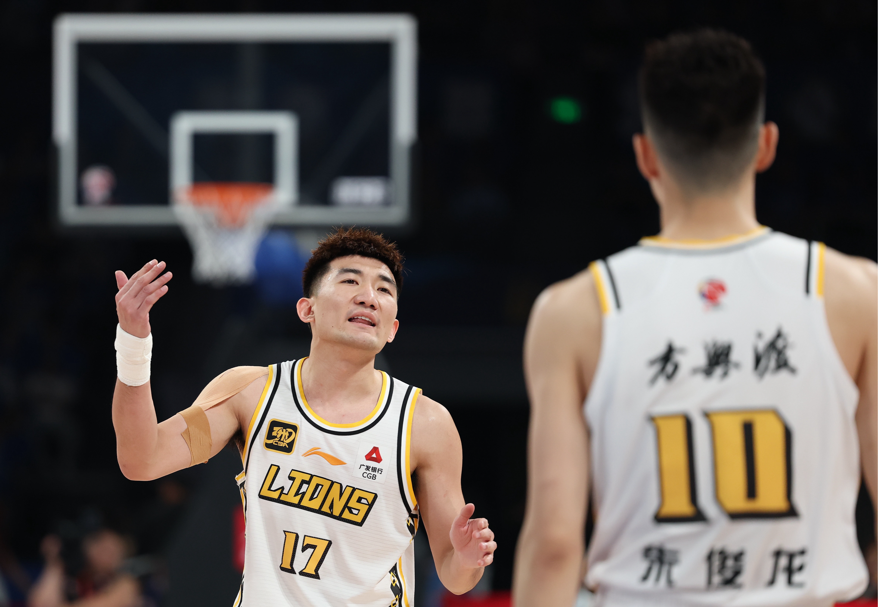 九游体育官网-包含关键时刻CBA常规赛焦点战，夏洛特黄蜂队长鼓劲，气氛紧张，赛程密集仍需轮换的词条